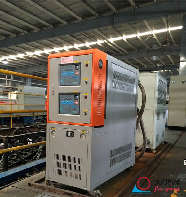 工作中的聚氨酯专用模温机