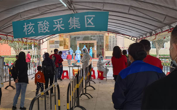 久阳机械员工排队进行核酸采集