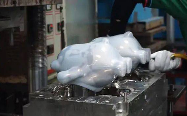 冰墩墩硅胶成型后取下