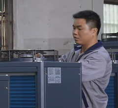 工业冷水机生产线_久阳职员正在对风冷式冷水机做检测